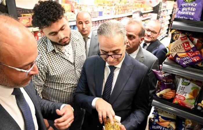 رئيس جهاز حماية المستهلك يقود حملة ليلية مُفاجئة على الأسواق بالمقطم لضبط الأسعار