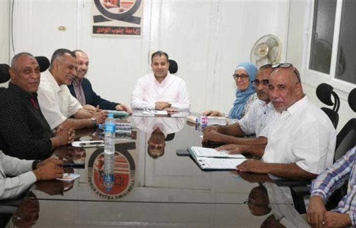 رئيس جامعة جنوب الوادي يناقش إنشاء مركز خدمات بالمدن الجامعية للطالبات