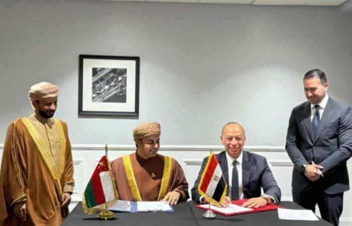 مصر وسلطنة عمان توقعان مذكرة تفاهم لتعزيز التعاون بمجال الطيران المدني