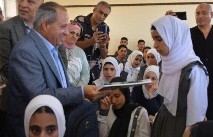 بعد إحالة مديرة مدرسة للتحقيق.. محافظ بور سعيد يصرف مكافأة 10 الاف جنيه لـ مدرسة قرية الفتح