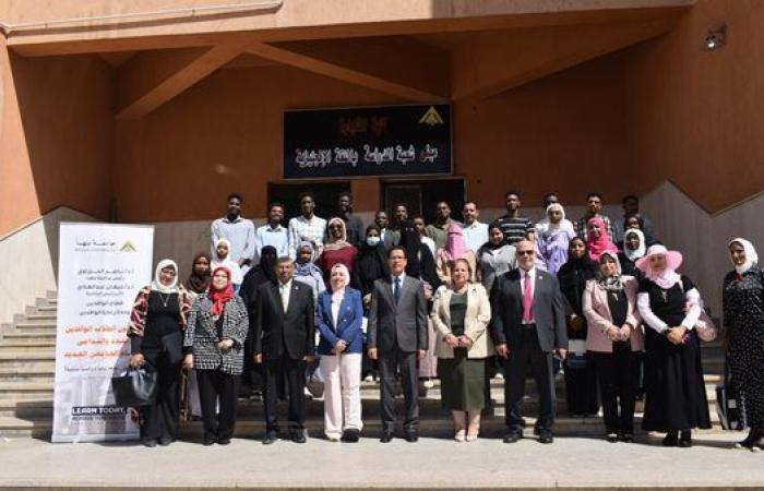 رئيس جامعة بنها يلتقي الطلاب الوافدين لمتابعة أوضاعهم