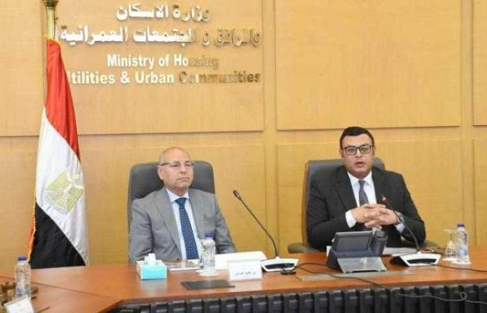 وزير الإسكان يستعرض مع محافظ القاهرة الموقف التنفيذي لعدد من المشروعات
