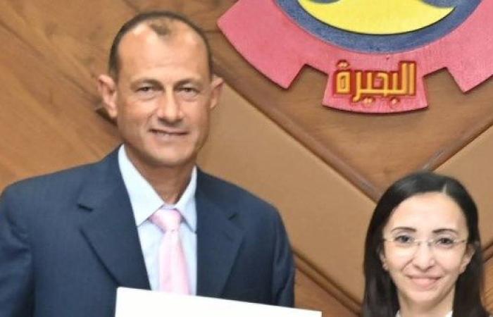 محافظ البحيرة تكرم مدير مدرسة بإيتاي البارود لتميزه في الإدارة والانضباط