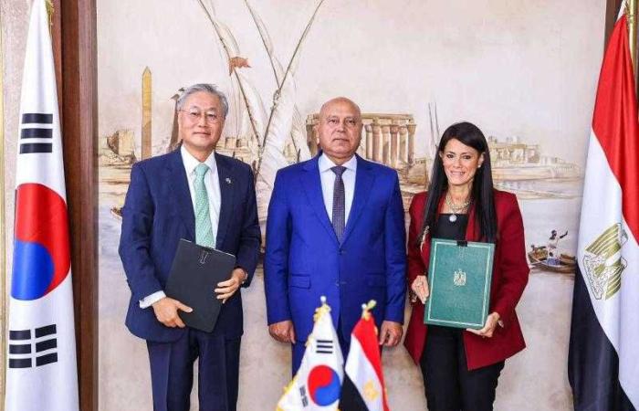 وزير الصناعة يشهد توقيع مذكرة تفاهم بين وزيرة التخطيط وسفير كوريا الجنوبية بالقاهرة