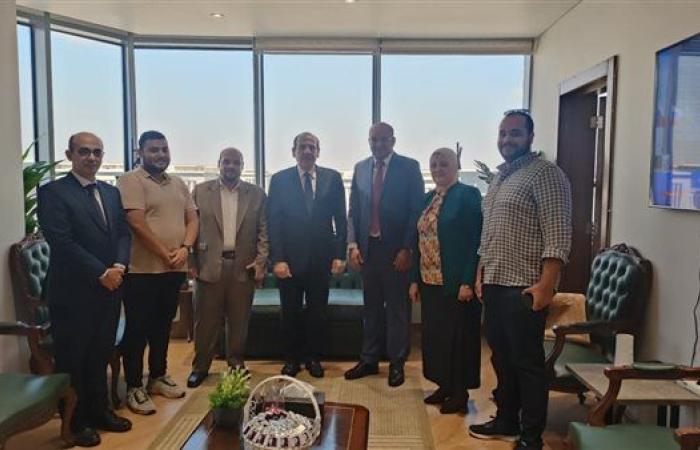 نائب وزير الصحة يكرم الفريق الطبي بمنطقة حدائق القبة ويوجه بصرف مكافأة تشجيعية