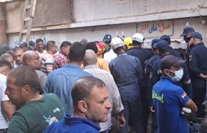 آخر ضحايا حريق مصنع المحلة.. انتشال جثمان فرد شرطة من تحت الأنقاض