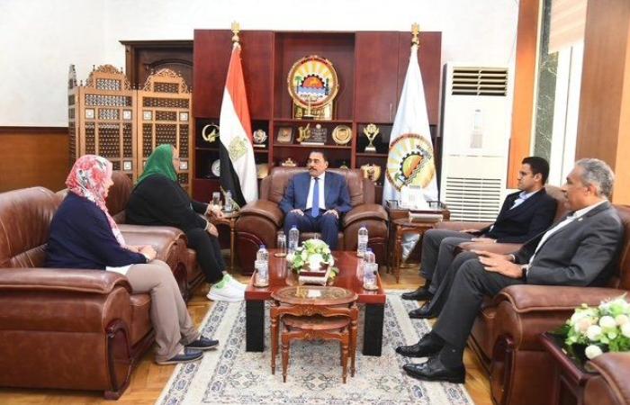 محافظ مطروح يستقبل رئيس وحدة السكان بالتنمية المحلية لبحث جهود مواجهة القضية السكانية
