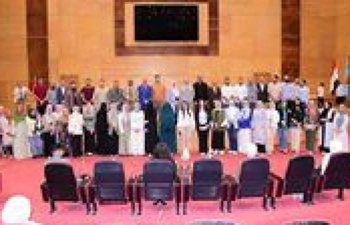 رئيس جامعة سوهاج يحتفل مع المعيدين الجدد وأولياء أمورهم