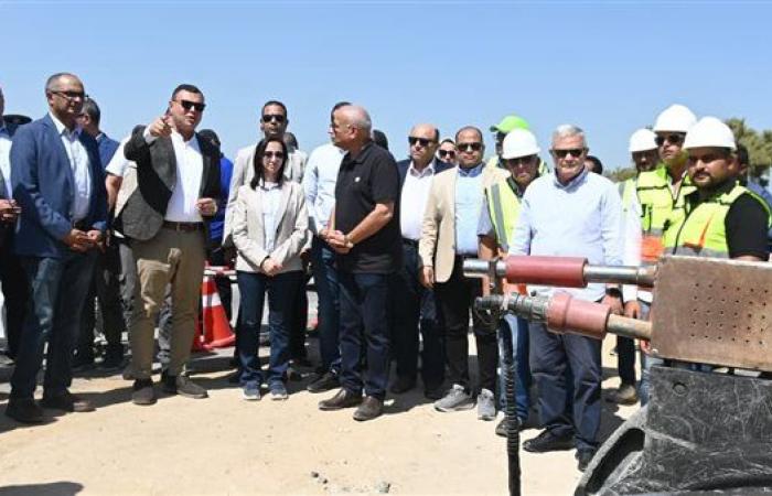 وزير الإسكان ومحافظ البحيرة يتفقدان مشروع ازدواج خط مياه وادي النطرون