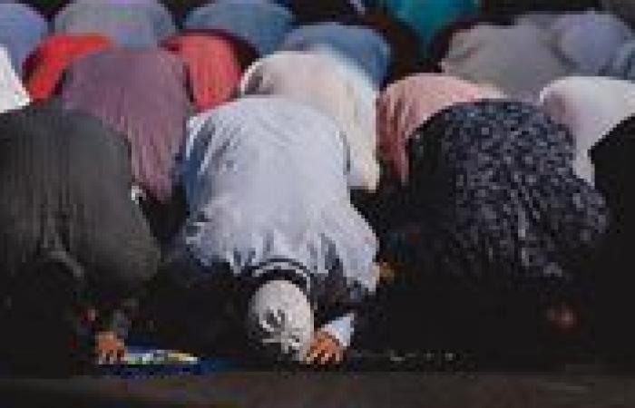 ما حكم إلصاق القدم بالقدم في صلاة الجماعة؟.. دار الإفتاء تجيب