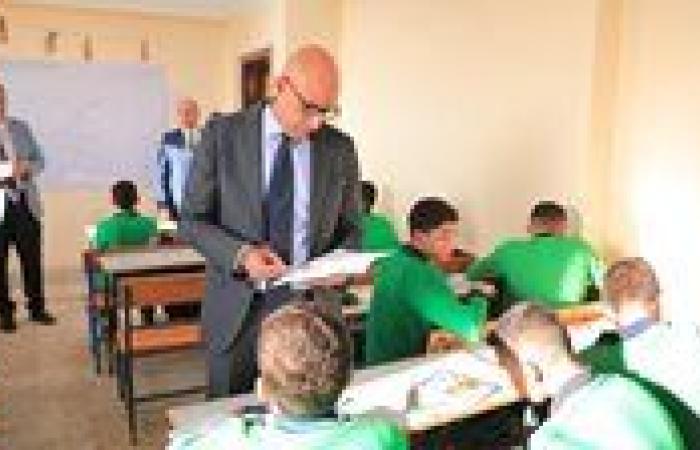 عبد اللطيف يتابع مستوى التحصيل الدراسي للطلاب.. ويؤكد أهمية دراسة مادة البرمجة والذكاء الاصطناعي