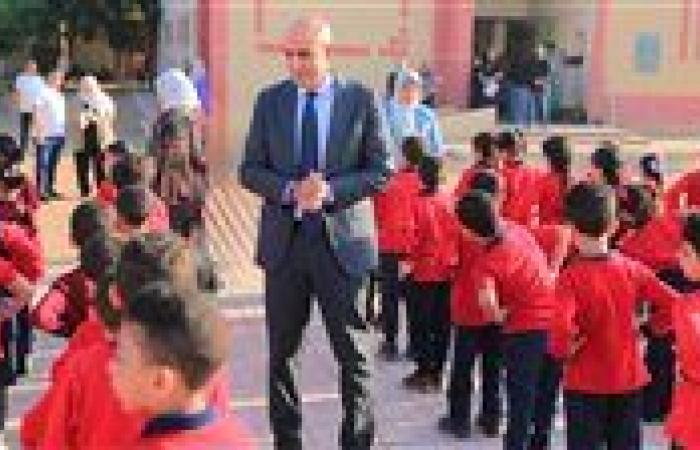 “عبداللطيف” يتابع مستوى التحصيل الدراسي للطلاب.. ويؤكد أهمية مادة البرمجة