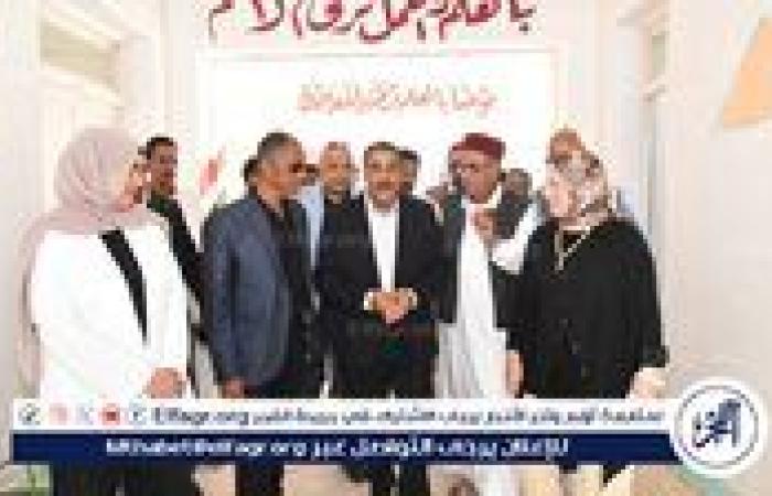 محافظ مطروح يتفقد انتظام العملية التعليمية بمدارس أم الرخم غرب مطروح ويوزع هدايا وأدوات مدرسية على الطلاب