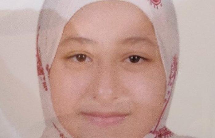 في غياب الإنسانية.. معلم يستقوي على تلميذة صغيرة ويعتدي عليها بـ"مكنسة" بطريقة متوحشة بأسيوط !