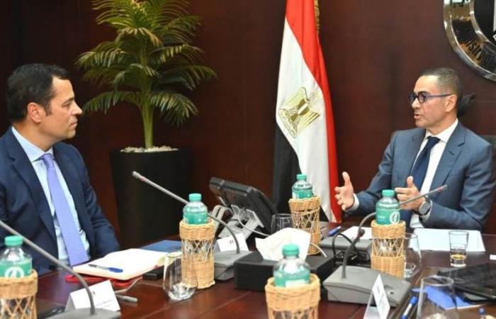  وزير الاستثمار والتجارة الخارجية يستعرض مع وفد ...