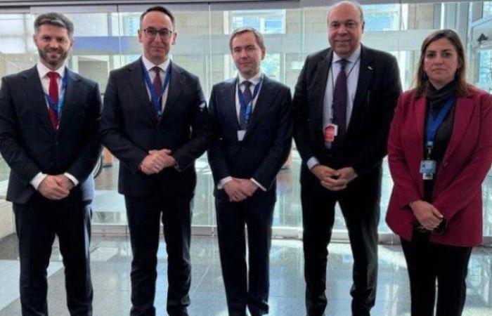 وزير الطيران المدني يبحث مع وزير البنية التحتية البولندي آفاق التعاون في مجال النقل الجوي